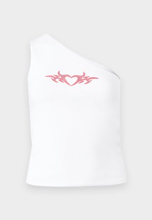 Asymmetrisches, weißes ärmelloses Oberteil mit einem pinkfarbenen tribal Herzdesign über der Brust; gefertigt aus weichem, dehnbarem Baumwollstoff.