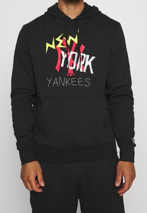 Sudadera negra con un estampado gráfico que dice "NEW YORK" en blanco y rojo, y "YANKEES" en texto blanco. Con bolsillo canguro y capucha ajustable.