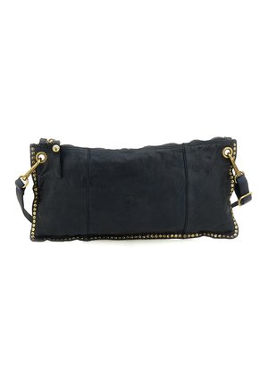 Pochette rettangolare nera in pelle con borchie dorate che bordano i bordi e dettagli in metallo dorato sulla cerniera e alle estremità della tracolla.