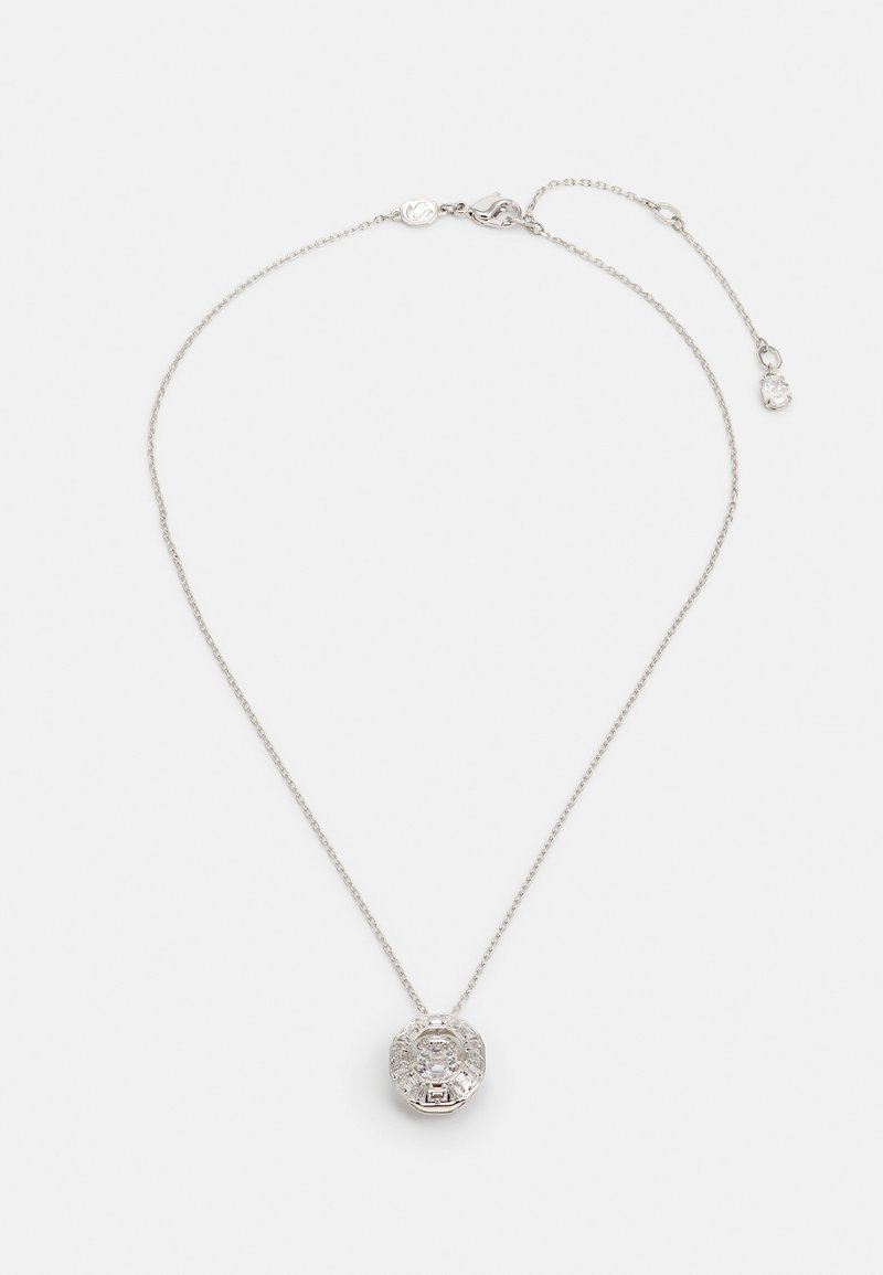 Colar de prata com uma corrente fina, pendant redondo com uma pedra preciosa transparente, detalhes intrincados no pendant, fecho ajustável.