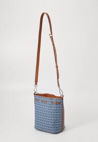 Crossbody tas in blauwe stof met een ingewikkeld patroon, bruine neplederen accenten en een verstelbare schouderriem. Voorzien van zilverkleurige hardware.