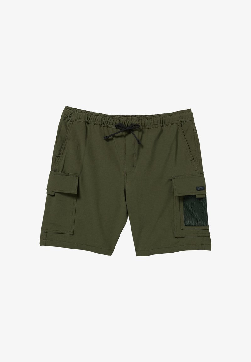Pantalones cortos cargo verde oliva hechos de tela ligera, con una cintura elástica, cordón, dos bolsillos laterales y un detalle de bolsillo de malla.