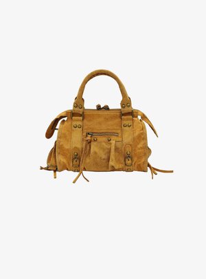 Sac à main en daim de couleur brun clair, avec deux poignées supérieures, fermeture éclair, poche avant, accents métalliques et glands décoratifs sur les côtés.