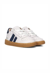 Weiße Leder-Sneaker mit marineblauen Akzenten, Schnürdesign, perforierten Details und einer Gummisohle. Mit Markenlabel an der Seite.