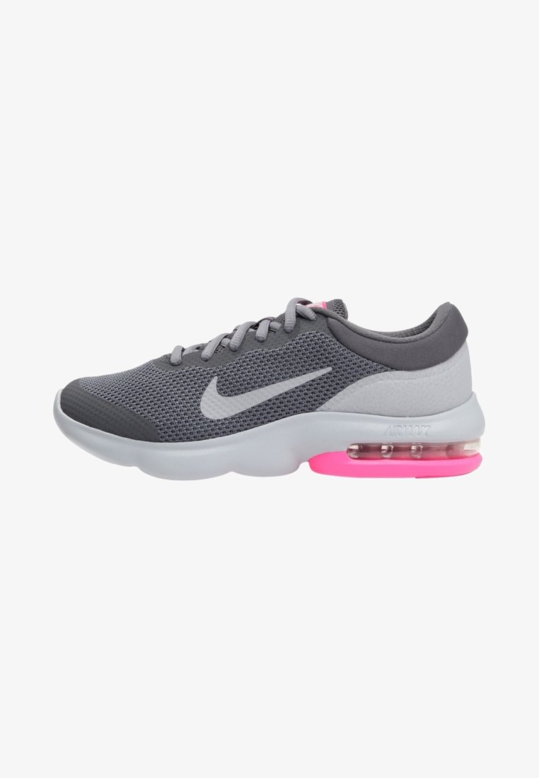 Baskets Nike Air Max grises et blanches avec dessus en mesh, swoosh blanc, coussin d'air visible au talon et accent de semelle rose.