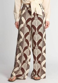 Pantaloni a gamba larga con un motivo di foglie di palma nei toni crema e marrone, realizzati in un tessuto morbido. Presentano una vita alta e una vestibilità comoda.
