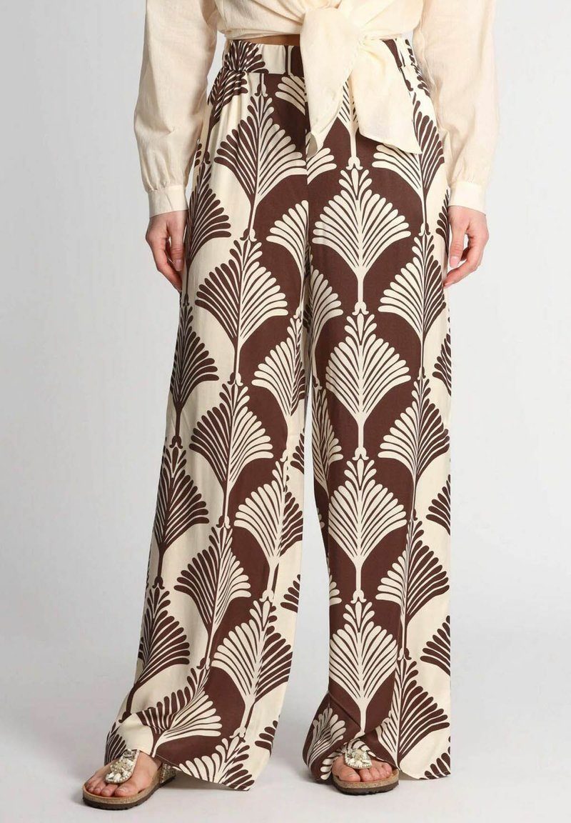 Pantaloni a gamba larga con un motivo di foglie di palma nei toni crema e marrone, realizzati in un tessuto morbido. Presentano una vita alta e una vestibilità comoda.