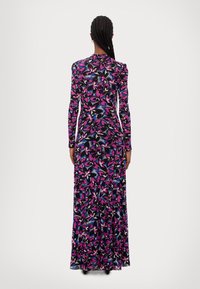 Lång svart klänning med livfulla rosa, blå och vita blommönster; långa ärmar, figurnära liv och svängande kjol.