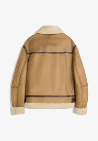 Brun shearlingjacka med en shearlingkrage, läderdetaljer och en slät yta. Har en croppad passform och bandade ärmslut.