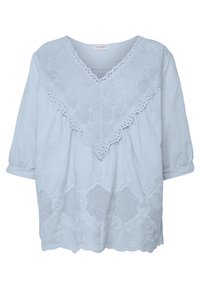 Světle modrá blůza s výstřihem do V, složitou krajkovou aplikací a vyšitými detaily podél spodního lemu a rukávů. Zkrácený, volný střih.