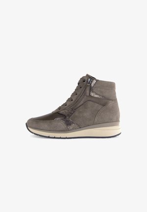 Hoge sportieve schoenen in donkergrijs suede met gemarmerde accenten, contrasterende lichte zool, vetersluiting aan de voorkant en zijritsdetail.