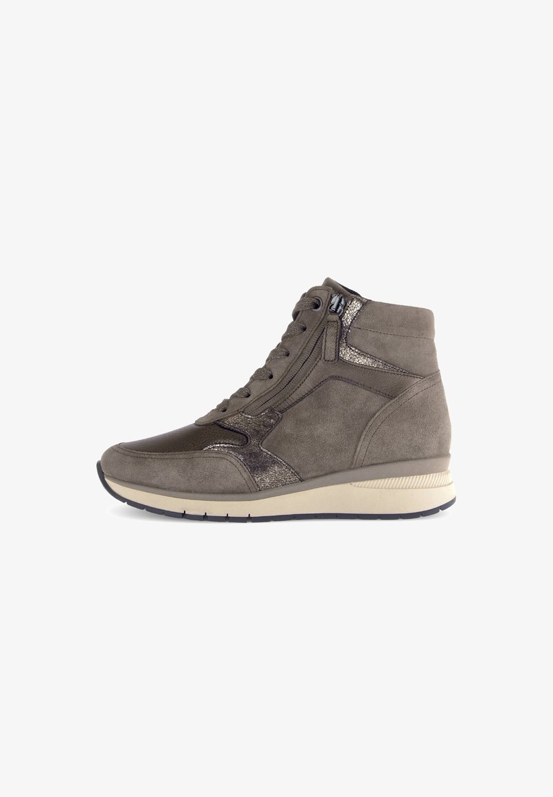 Hoge sportieve schoenen in donkergrijs suede met gemarmerde accenten, contrasterende lichte zool, vetersluiting aan de voorkant en zijritsdetail.