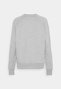 Sweat-shirt gris clair à manches longues, col rond, poignets, ourlet et manches raglan côtelés, vu de dos sur un fond uni.