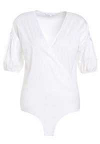 Body bianco con scollatura a V profonda, maniche corte a sbuffo e un tessuto liscio e leggero. Presenta uno slip a stringa per un aspetto senza cuciture.