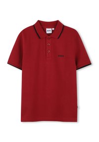 Polo rouge en coton, doté d'une patte de boutonnage à trois boutons, d'un col noir et d'accents noirs sur les manches, avec un logo "BOSS" noir sur la poitrine.