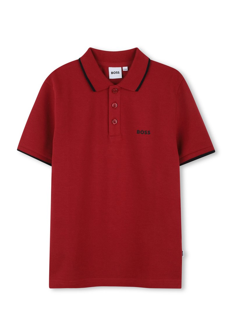 Polo rouge en coton, doté d'une patte de boutonnage à trois boutons, d'un col noir et d'accents noirs sur les manches, avec un logo "BOSS" noir sur la poitrine.