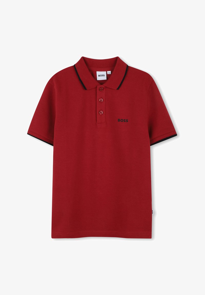 Polo rouge en coton, doté d'une patte de boutonnage à trois boutons, d'un col noir et d'accents noirs sur les manches, avec un logo "BOSS" noir sur la poitrine.