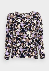 Blumenbluse mit langen Ärmeln, die einen schwarzen Hintergrund mit lila, weißen und beigen Blumen zeigt; weicher Stoff mit Rundhalsausschnitt.