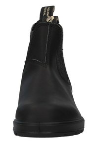 Stivaletti neri in pelle con pannelli laterali elastici e linguetta. Presentano una finitura liscia e una suola in gomma resistente.