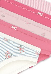 Διάφορα γυναικεία εσώρουχα με ροζ και ανοιχτό ροζ ύφασμα, λουλουδάτα σχέδια και δαντελένιες λεπτομέρειες, με ένα ζευγάρι σε λευκό ριγέ σχέδιο.