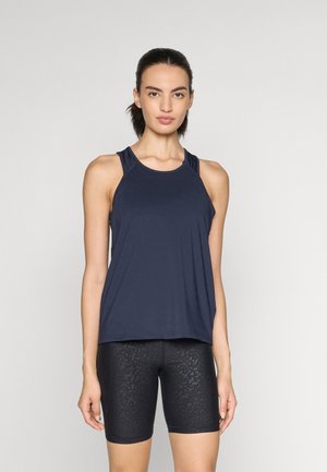 Débardeur de sport navy avec un design à dos nageur, associé à un short de vélo noir avec un motif léopard. Tissu lisse avec une coupe décontractée.