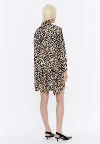 Bimba Y Lola LEOPARD - Vestido informal - leopard beige