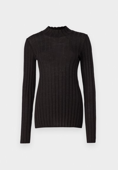 Czarny sweter z długim rękawem o prążkowanej fakturze z wysokim, falbaniastym dekoltem. Materiał jest gładki, ma dopasowany krój i wyróżnia się pionowymi paskami.