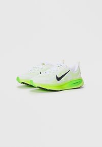 Chaussures de course légères présentant une tige en maille blanche, des accents vert néon, un logo swoosh noir et une semelle texturée pour une meilleure adhérence.