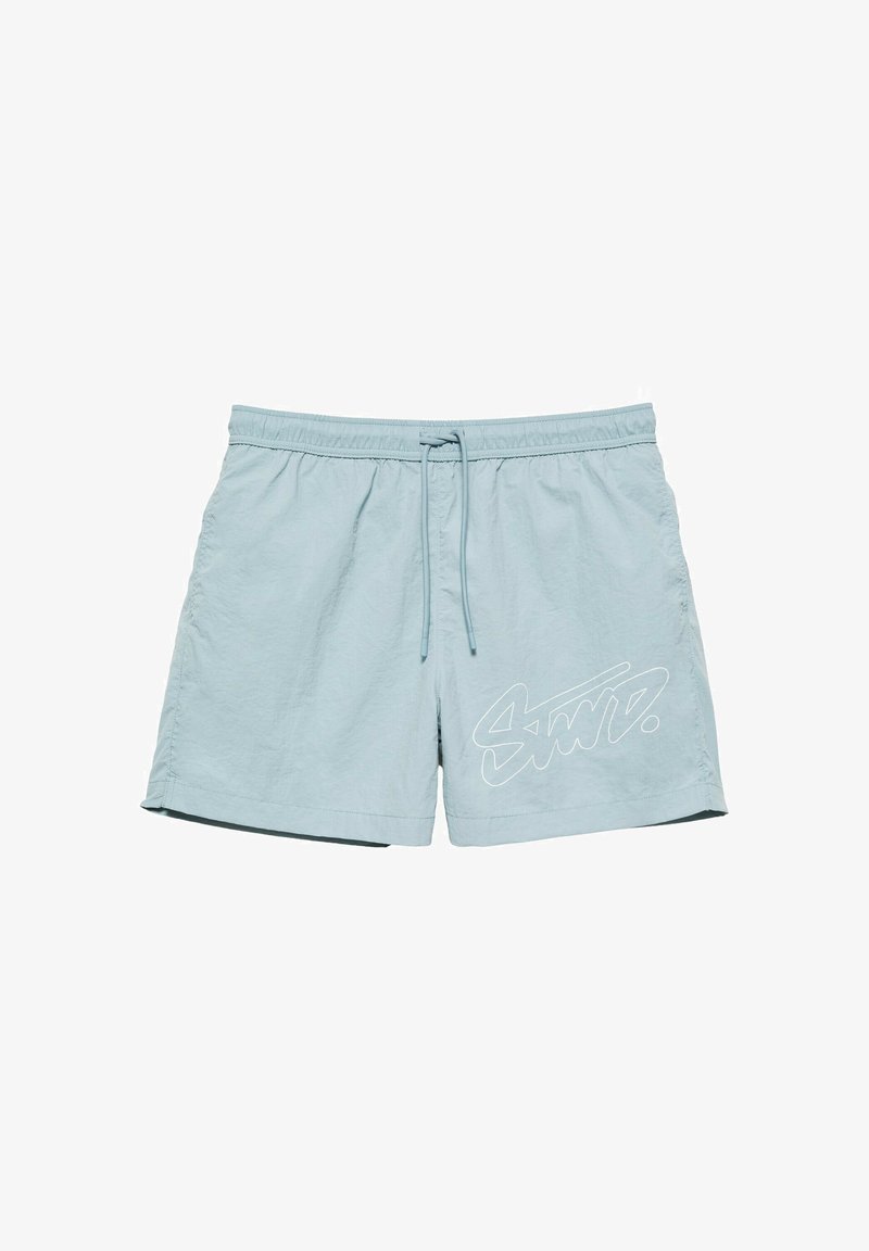 Short de bain bleu clair avec taille élastique, cordon de serrage et texte graphique blanc sur la jambe gauche.