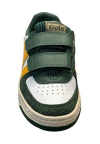 Baskets vertes et blanches avec des accents jaunes, en daim texturé et en cuir lisse, dotées de deux bandes Velcro et d'un bout perforé.