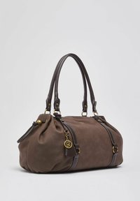 Sac à main en cuir marron avec doubles anses foncées, ferrures dorées, charme décoratif et détails de couture blanche sur un fond clair.