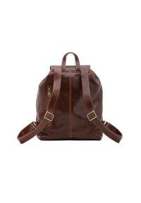 Zaino in pelle marrone con design minimalista, dotato di due spallacci regolabili, un manico superiore e una tasca laterale con zip.