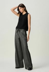 Next REGULAR FIT  czarny