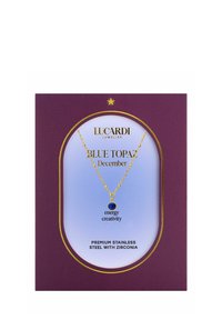 Gouden roestvrijstalen ketting met een ronde blauwe topaas hanger, versierd met zirconia, gepresenteerd op een paarse kaarten.