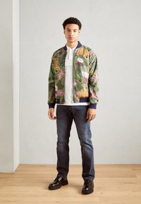 Scotch & Soda PRINTED REVERSIBLE JACKET - Chaquetas bomber - navy blue/multi-colour