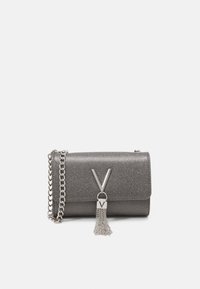 Borsa a tracolla grigia metallizzata con cinghia a catena, caratterizzata da una chiusura a forma di V e da un dettaglio con nappina color argento. Texture liscia e forma compatta.