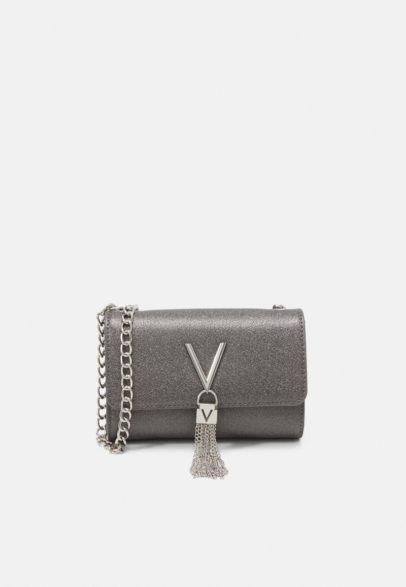 Borsa a tracolla grigia metallizzata con cinghia a catena, caratterizzata da una chiusura a forma di V e da un dettaglio con nappina color argento. Texture liscia e forma compatta.