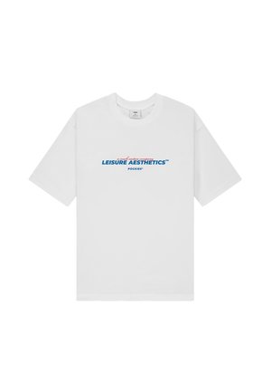 Weißes Baumwoll-T-Shirt mit kurzen Ärmeln, rundem Ausschnitt und blau-rot bedrucktem Text, der "LEISURE AESTHETICS™" über "POCKIES*" zeigt.