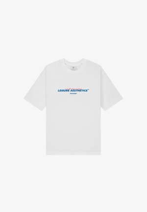 Weißes Baumwoll-T-Shirt mit kurzen Ärmeln, rundem Ausschnitt und blau-rot bedrucktem Text, der "LEISURE AESTHETICS™" über "POCKIES*" zeigt.