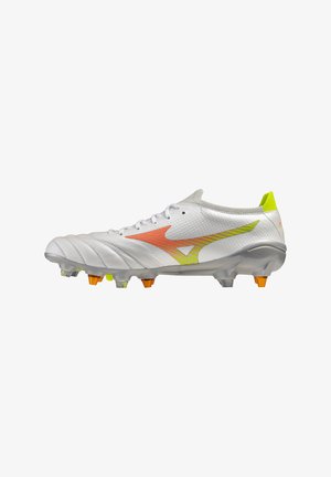 Chaussure de football blanche avec logo orange et jaune, crampons orange et transparents, et languette de talon vert citron, vue de côté extérieur.