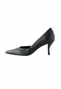 Čierna kožená topánka na vysokom opätku s úzkym stredne vysokým stiletto opätkom, zobrazená v bočnom profile na bielom pozadí.