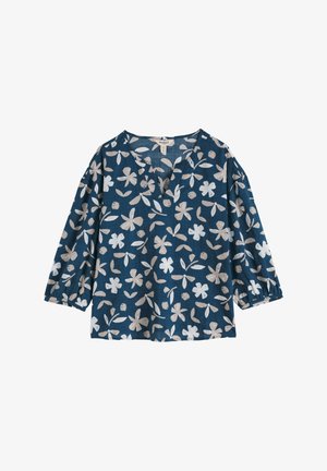 Blauwe blouse met beige en witte bloemmotieven, V-hals en driekwart mouwen.