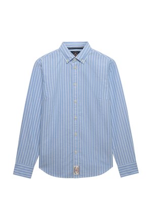 Chemise à manches longues bleu clair avec rayures verticales blanches et col boutonné, avec une petite étiquette de marque près de l'ourlet inférieur.