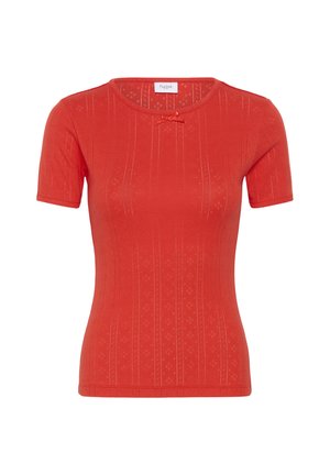 Crvena uska pletena majica s kratkim rukavima, teksturiranim okomitim prugama, malim mašnicom ispod okruglog izreza na vratu i oznakom marke unutar ovratnika.