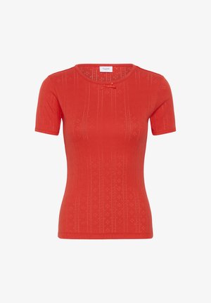 Crvena uska pletena majica s kratkim rukavima, teksturiranim okomitim prugama, malim mašnicom ispod okruglog izreza na vratu i oznakom marke unutar ovratnika.