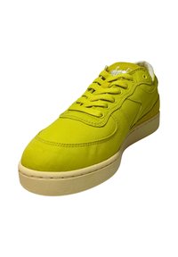 Sneaker verde lime caratterizzato da una texture liscia, punta rotonda, design piatto con lacci e suola in gomma beige con un sottile dettaglio di cucitura.