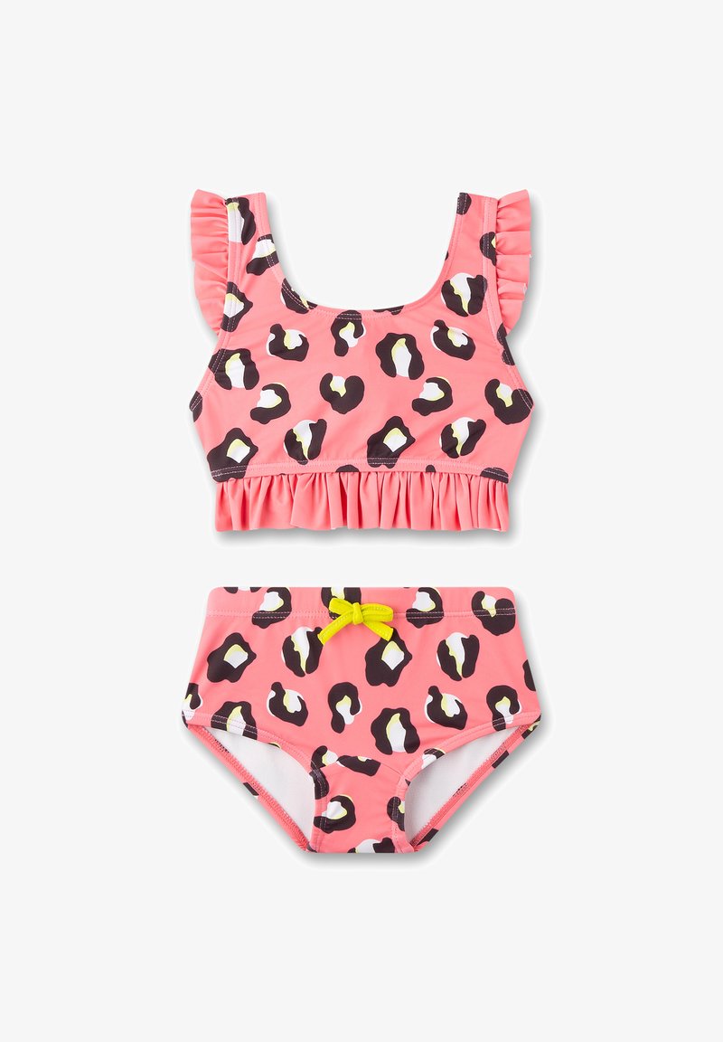 Costume da bagno a due pezzi di colore rosa con un motivo a stampa leopardata. Il top ha spalline arricciate e un orlo volant. La parte inferiore presenta un dettaglio a fiocco giallo.