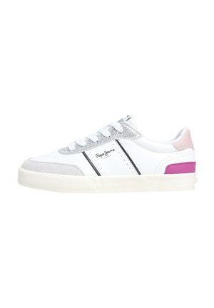 Sneaker bianco con dettagli in suede grigio e accenti rosa, caratterizzata da strisce nere, lacci bianchi e una suola in gomma testurizzata.
