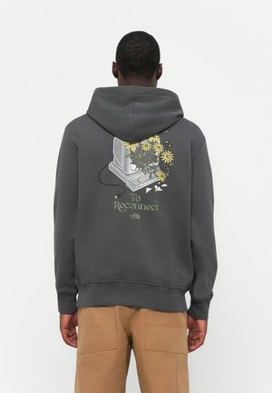 Grijze hoodie met een graphic van een computer omringd door bloemen, tekst met "To Reconnect" en geribbelde boorden aan de zoom.