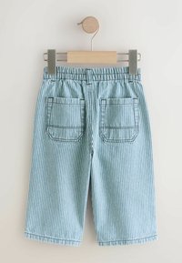 Pantalones cortos de tela a rayas azul claro y blanca con cinturilla elástica, que cuentan con dos bolsillos traseros y detalles de costuras visibles.